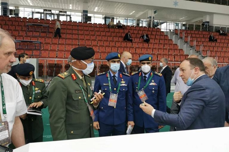 جانب من جولة وفد وزارة الدفاع الإماراتية في معرض الدفاع الدولي
