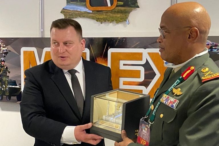 جانب من جولة وفد وزارة الدفاع الإماراتية في معرض الدفاع الدولي