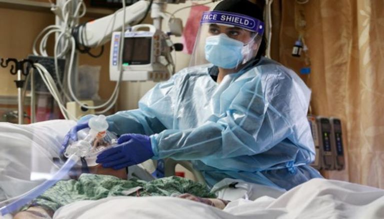 مريض كورونا يخضع للتنفس الصناعي في مستشفى بأمريكا- أرشيفية