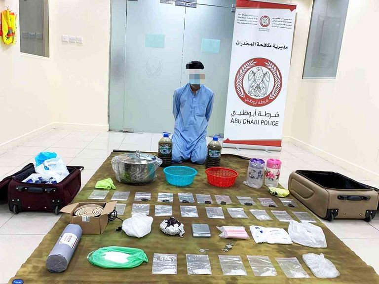 مضبوطات مع أحد تجار المخدرات في الإمارات