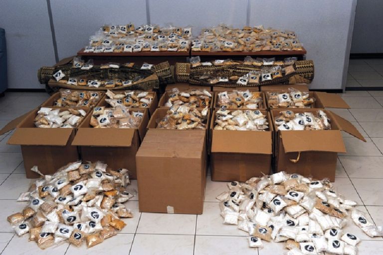 من مضبوطات إحد قضايا الإتجار في المخدرات بالإمارات