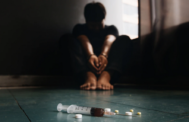 شخص يجمع القنب ليصنع سيجارة