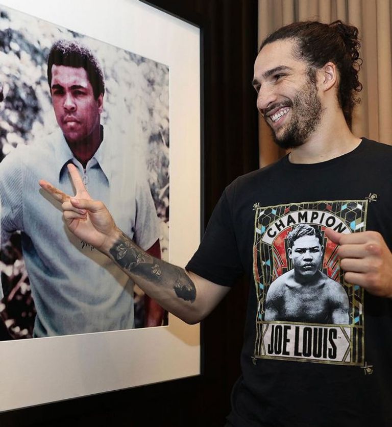 نيكو على والش حفيد محمد علي كلاي مع صورة للأسطورة