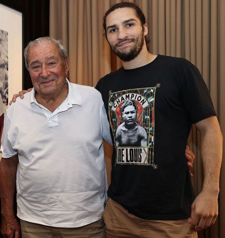 بوب أروم صديق محمد علي كلاي مع حفيده