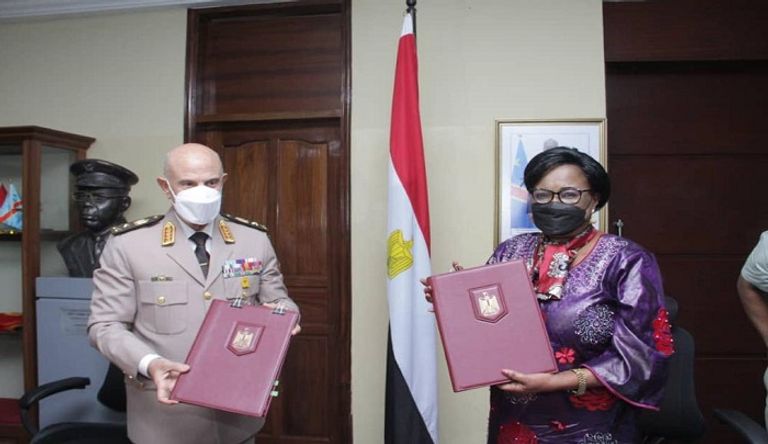 الفريق محمد فريد يتفقد حرس الشرف بالكونغو