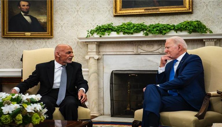 الرئيس الأمريكي خلال لقاء نظيره الأفغاني - أ.ف.ب