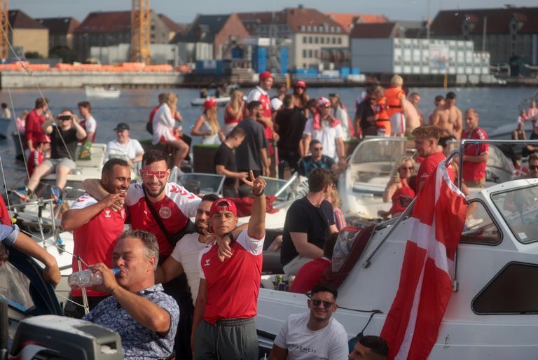 فرحة جماهير الدنمارك 