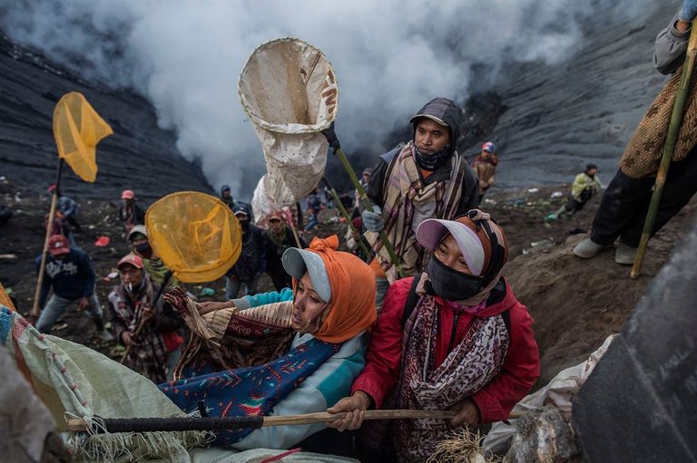 الآلاف يتسلقون بركانا لتقديم الأضاحي في طقوس تقليدية إندونيسية