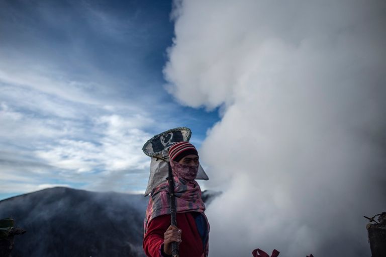 الآلاف يتسلقون بركانا لتقديم الأضاحي في طقوس تقليدية إندونيسية