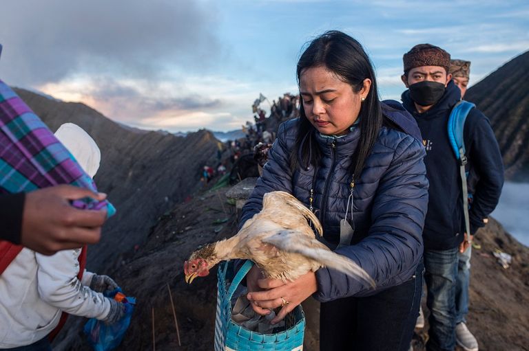 الآلاف يتسلقون بركانا لتقديم الأضاحي في طقوس تقليدية إندونيسية
