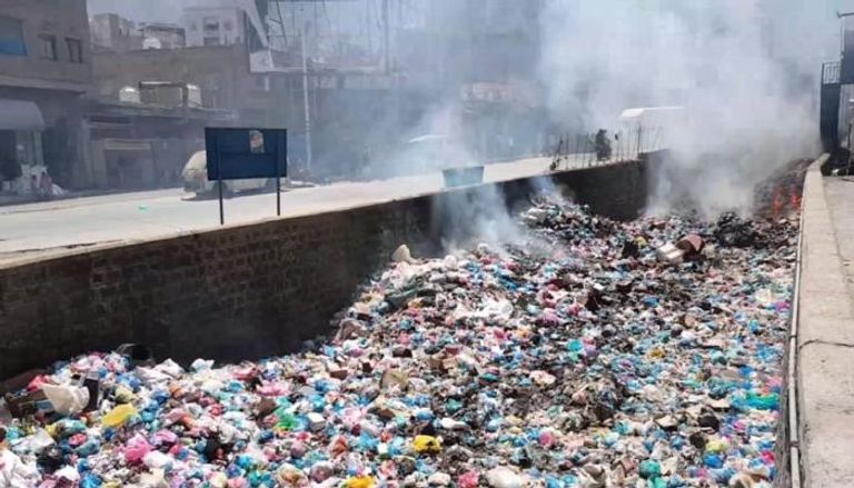 النفايات ومخلفات المنازل تؤرق القائمين على شؤون البيئة في اليمن