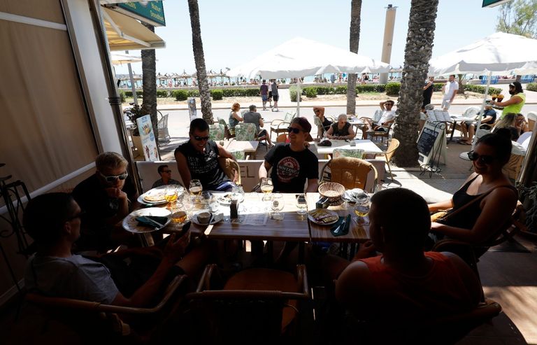 إسبانيا تنهي الالتزام بارتداء الكمامة في الأماكن المفتوحة