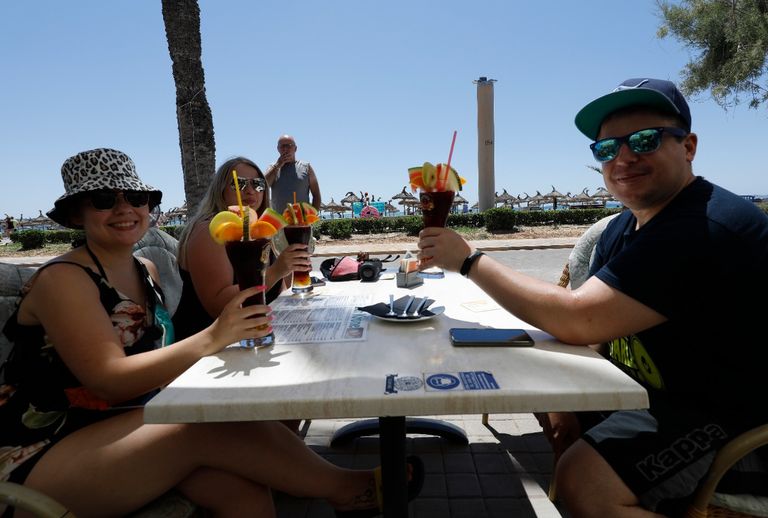 إسبانيا تنهي الالتزام بارتداء الكمامة في الأماكن المفتوحة