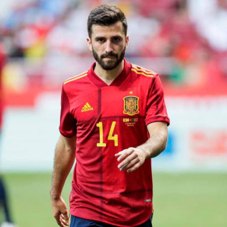 خوسيه جايا لاعب منتخب إسبانيا الذي يستهدفه برشلونة فرناندو ألونسو سائق فريق ألبين