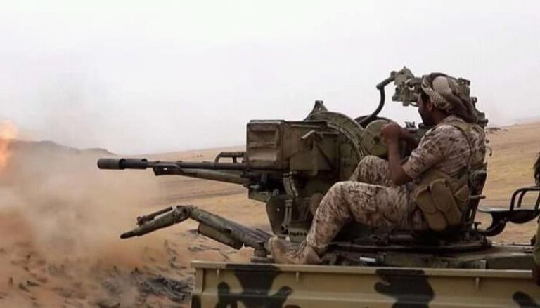 جندي يمني على جيهات القتال ضد الحوثيين