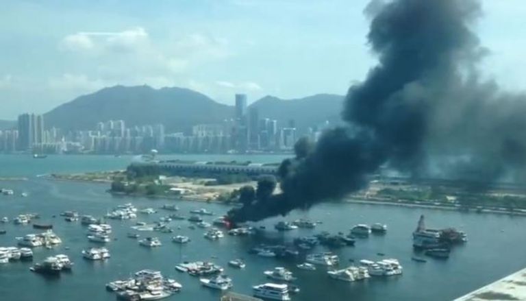 غرق 10 يخوت في حريق بمرسى بهونج كونج