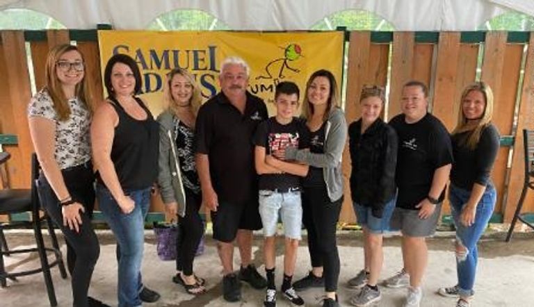 رئيس المطعم مايك زاريلا يتوسط طاقم الخدمة بالمطعم الزبون طلب شطيرتي نقانق