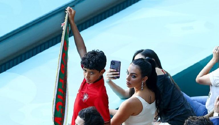 جورجينا وكريستيانو الصغير في مدرجات ملعب إشبيلية جورجينا رودريجيز وكريستيانو رونالدو