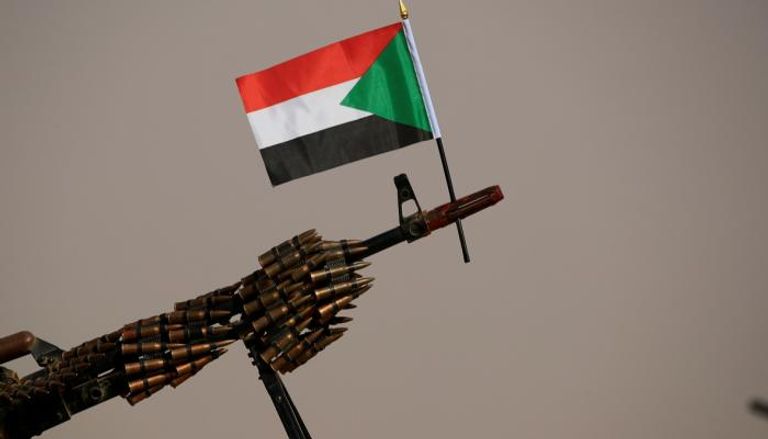 علم السودان مثبت على مدفع آلي