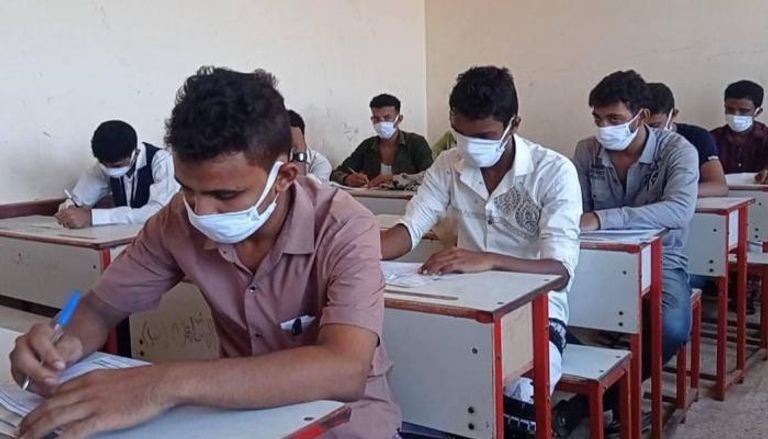 طلاب يمنيون يؤدون الامتحانات