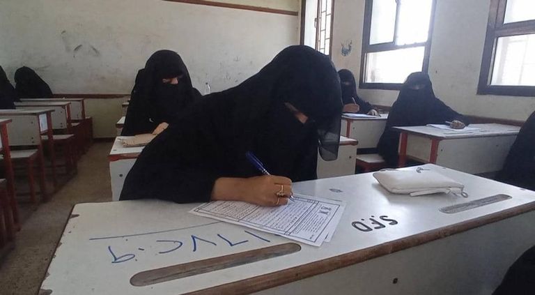 طلاب يمنيون يؤدون الامتحانات