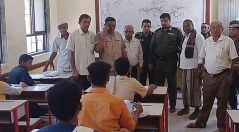 طلاب يمنيون يؤدون الامتحانات