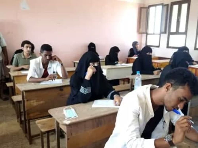 طلاب يمنيون يؤدون الامتحانات