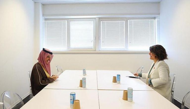 وزير الخارجية السعودي خلال لقائه بنظيرته الليبية