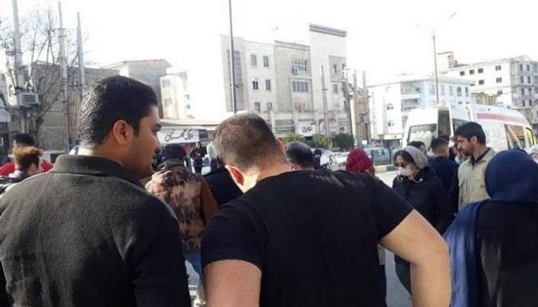 إيرانيون يتجمعون بعد إشعال المدرس النار في نفسه أمام المحكمة