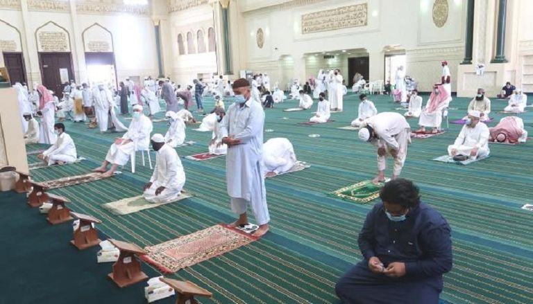 تكبيرات الانتقال في الصلاة مصلٍّ يرفع يديه بالتكبير خلال صلاته