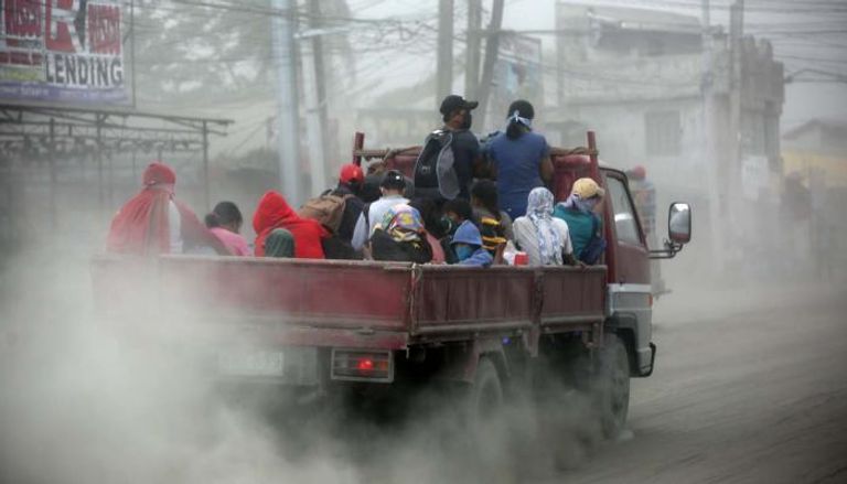 ضباب دخاني بعد ثوران بركان تال في الفلبين