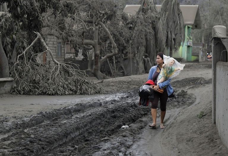 ضباب دخاني بعد ثوران بركان تال في الفلبين