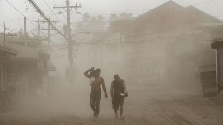 ضباب دخاني بعد ثوران بركان تال في الفلبين