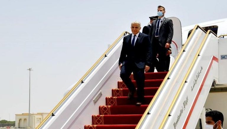 وزير الخارجية الإسرائيلي يائير لابيد لدى وصوله إلى الإمارات
