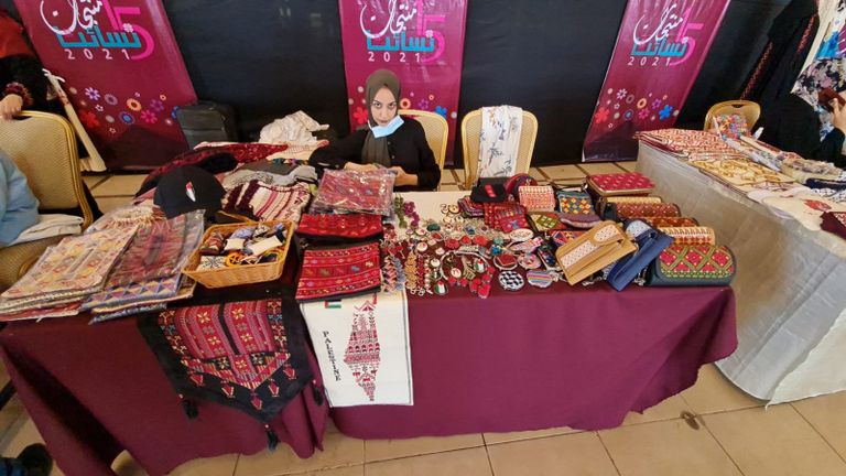 جانب من معرض "منتجات نسائنا" في غزة