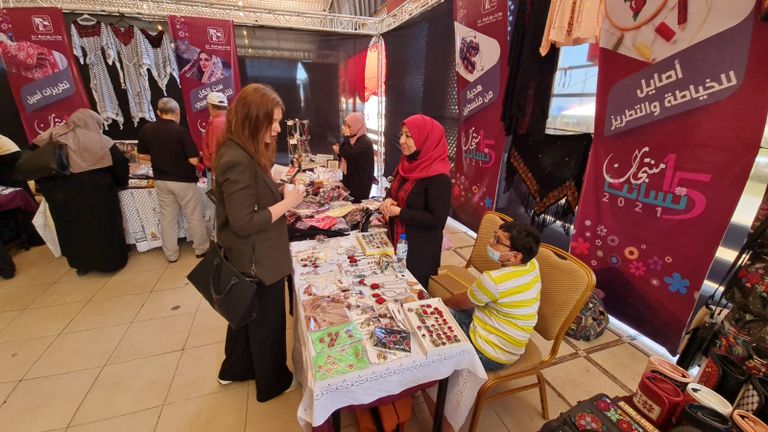 جانب من معرض "منتجات نسائنا" في غزة