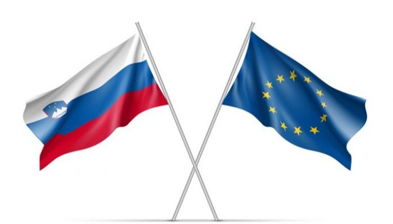 علما سلوفينيا والاتحاد الأوروبي - أرشيفية