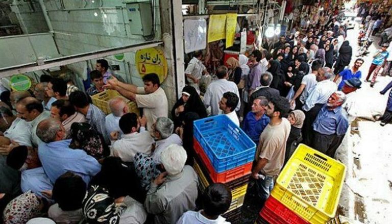 زحام أمام منفذ لبيع الدجاج في إيران
