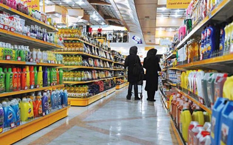 الرئيس الإيراني المنتهية ولايته حسن روحاني والرئيس الجديد إبراهيم رئيسي