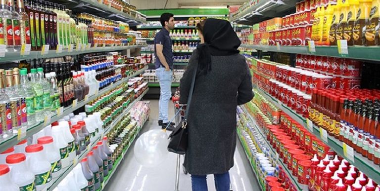 الرئيس الإيراني المنتهية ولايته حسن روحاني والرئيس الجديد إبراهيم رئيسي