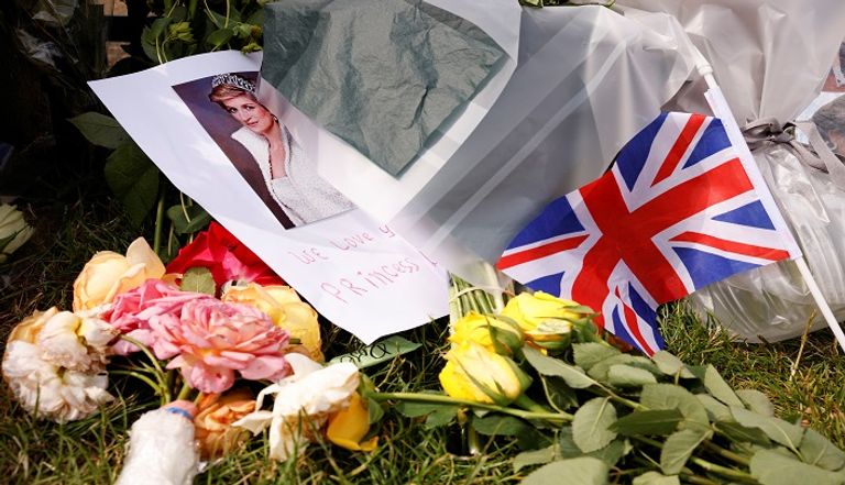 وليام وهاري يزيحان الستار عن تمثال الأميرة ديانا