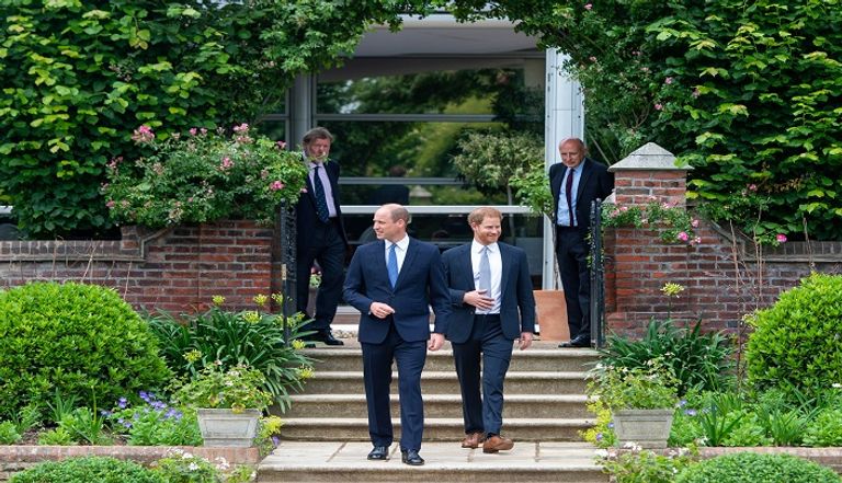 وليام وهاري يزيحان الستار عن تمثال الأميرة ديانا