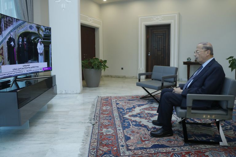 عون يتابع الصلاة في الفاتيكان عبر التلفزيون