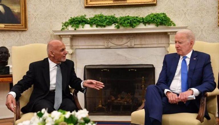 الرئيس الأمريكي جو بايدن والأفغاني أشرف غني