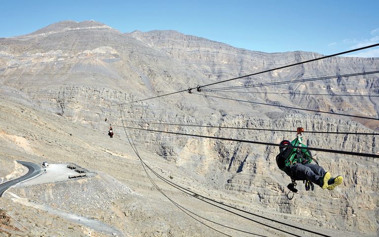 ممارسة الانزلاق من أعلى قمة جبل جيس في رأس الخيمة