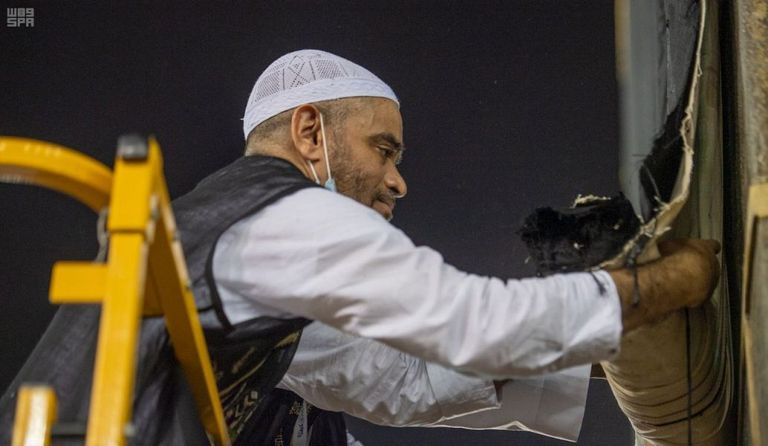 رفع ثوب الكعبة المشرفة