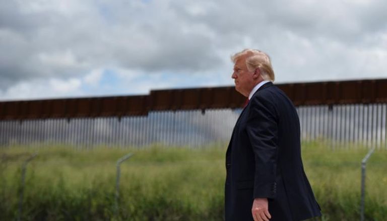 ترامب يتفقد الجدار مع المكسيك -رويترز