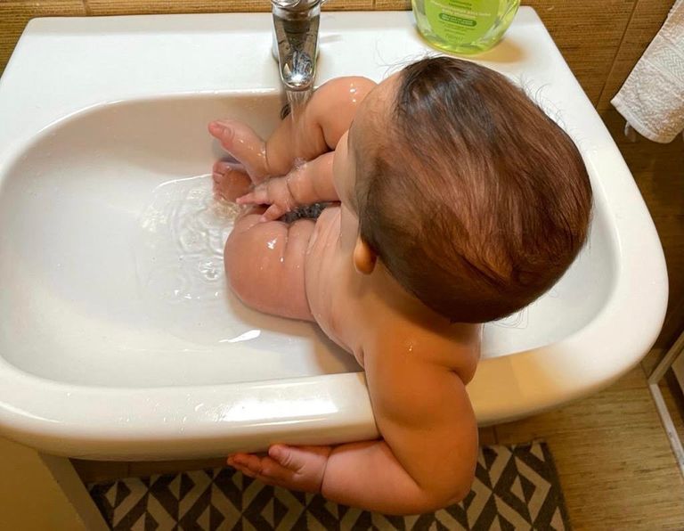 طفل ينام على البلاط أملا في عدم الشعور بالحرارة