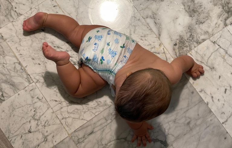 طفل ينام على البلاط أملا في عدم الشعور بالحرارة