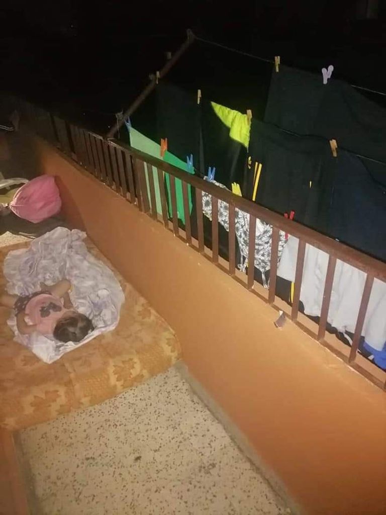 طفل ينام على البلاط أملا في عدم الشعور بالحرارة